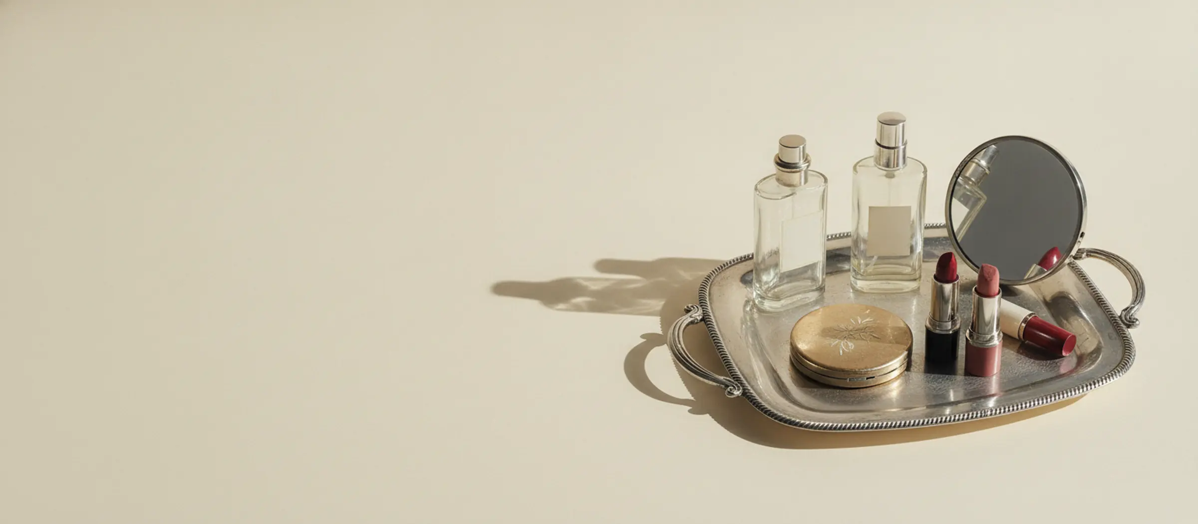 Perfumes y maquillaje sobre un tocador con luz suave