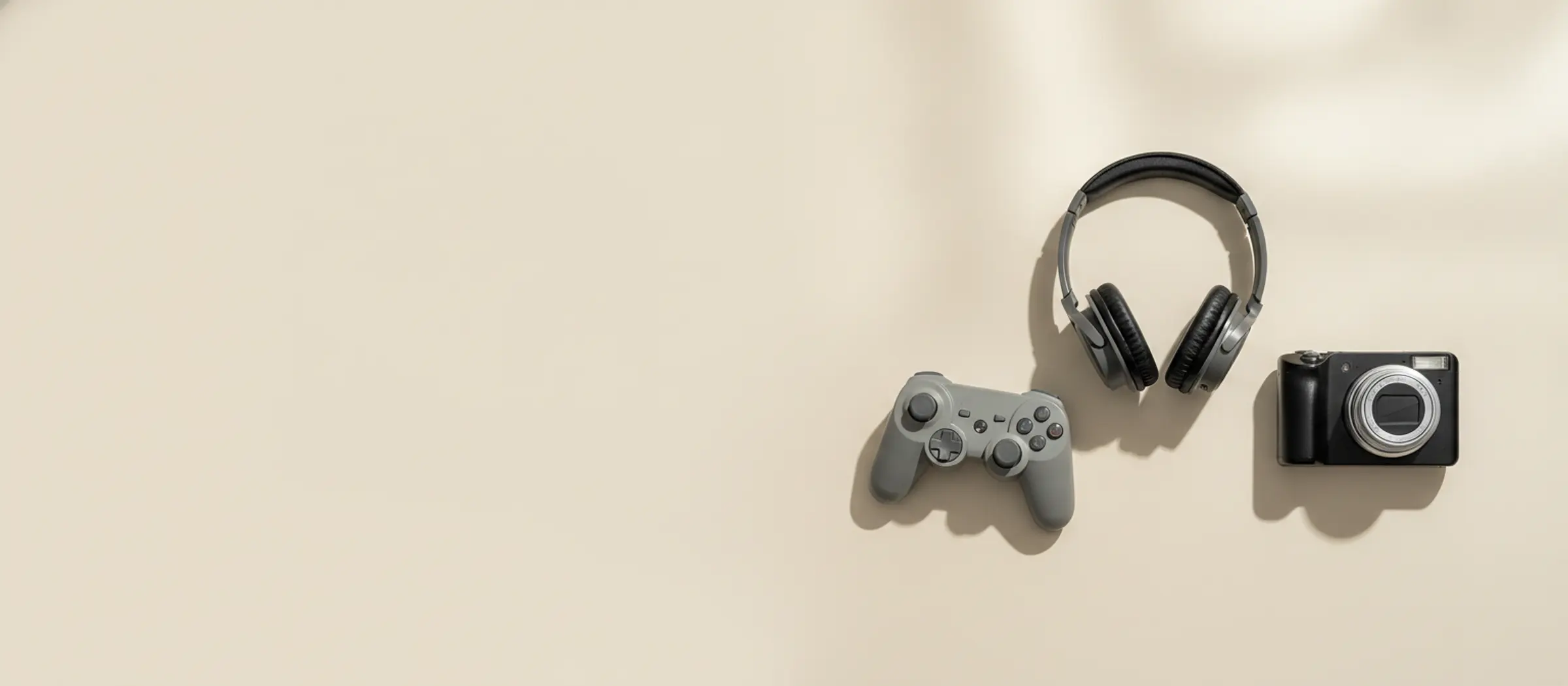 Audífonos, control de videojuegos y una cámara usados sobre una mesa