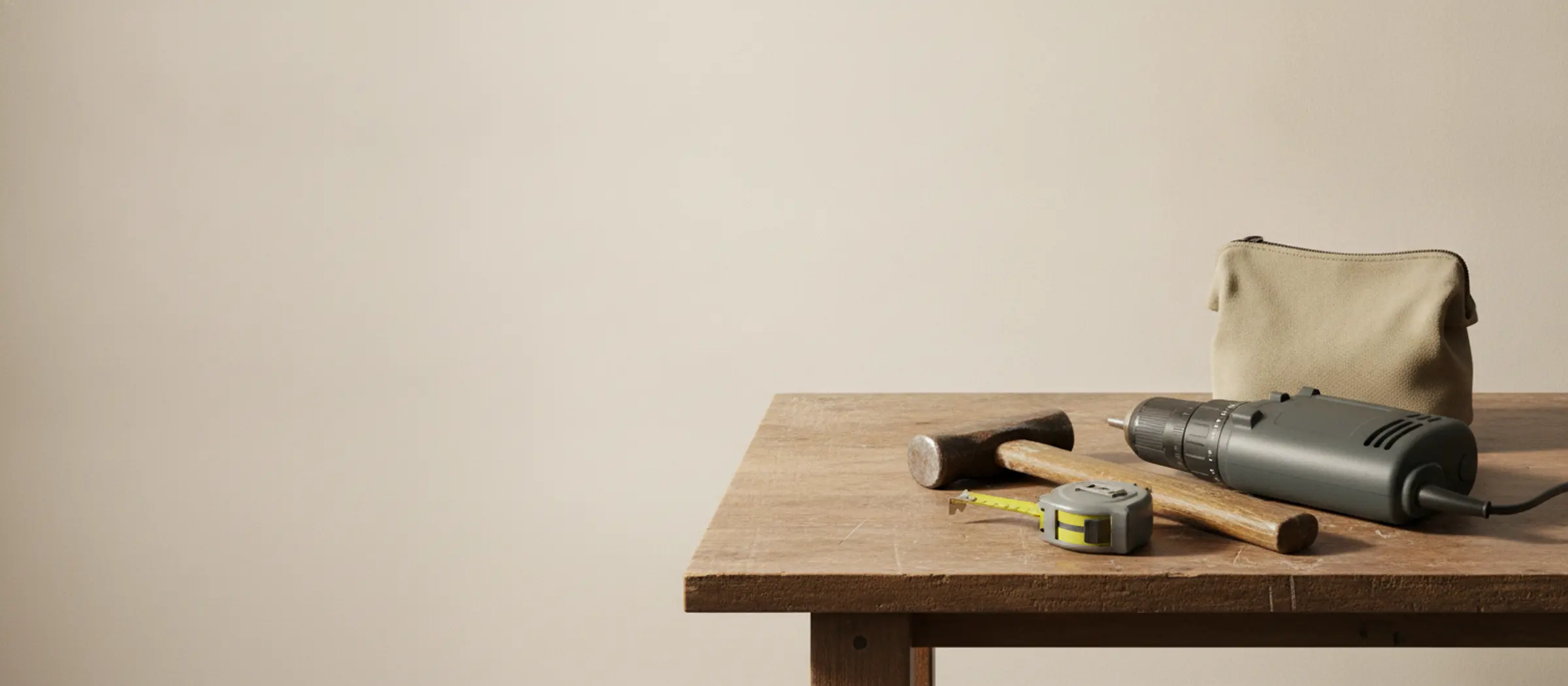 Taladro y herramientas usadas sobre una mesa de trabajo