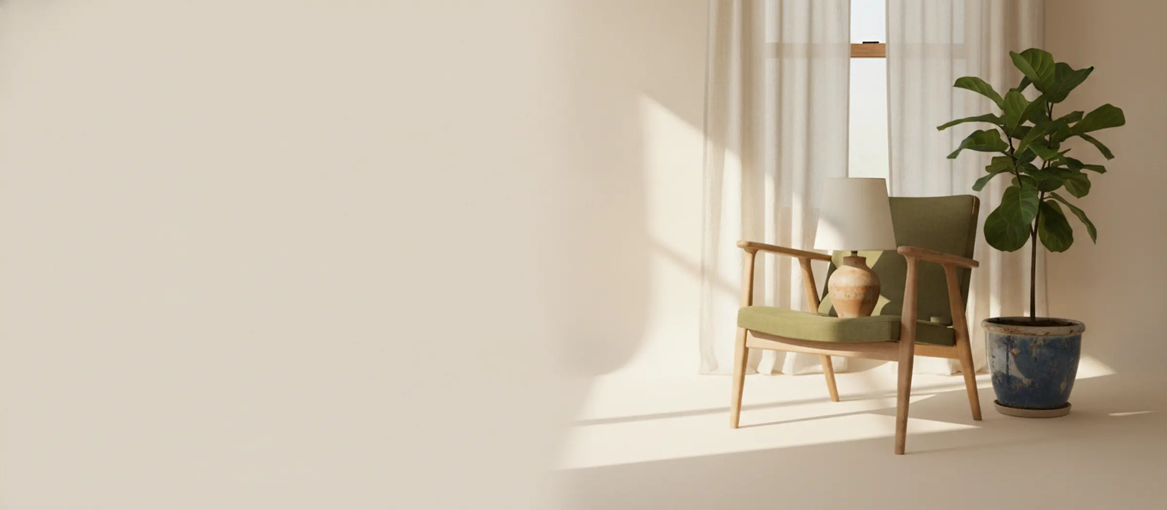 Silla de madera, lámpara y plantas de segunda mano junto a una ventana